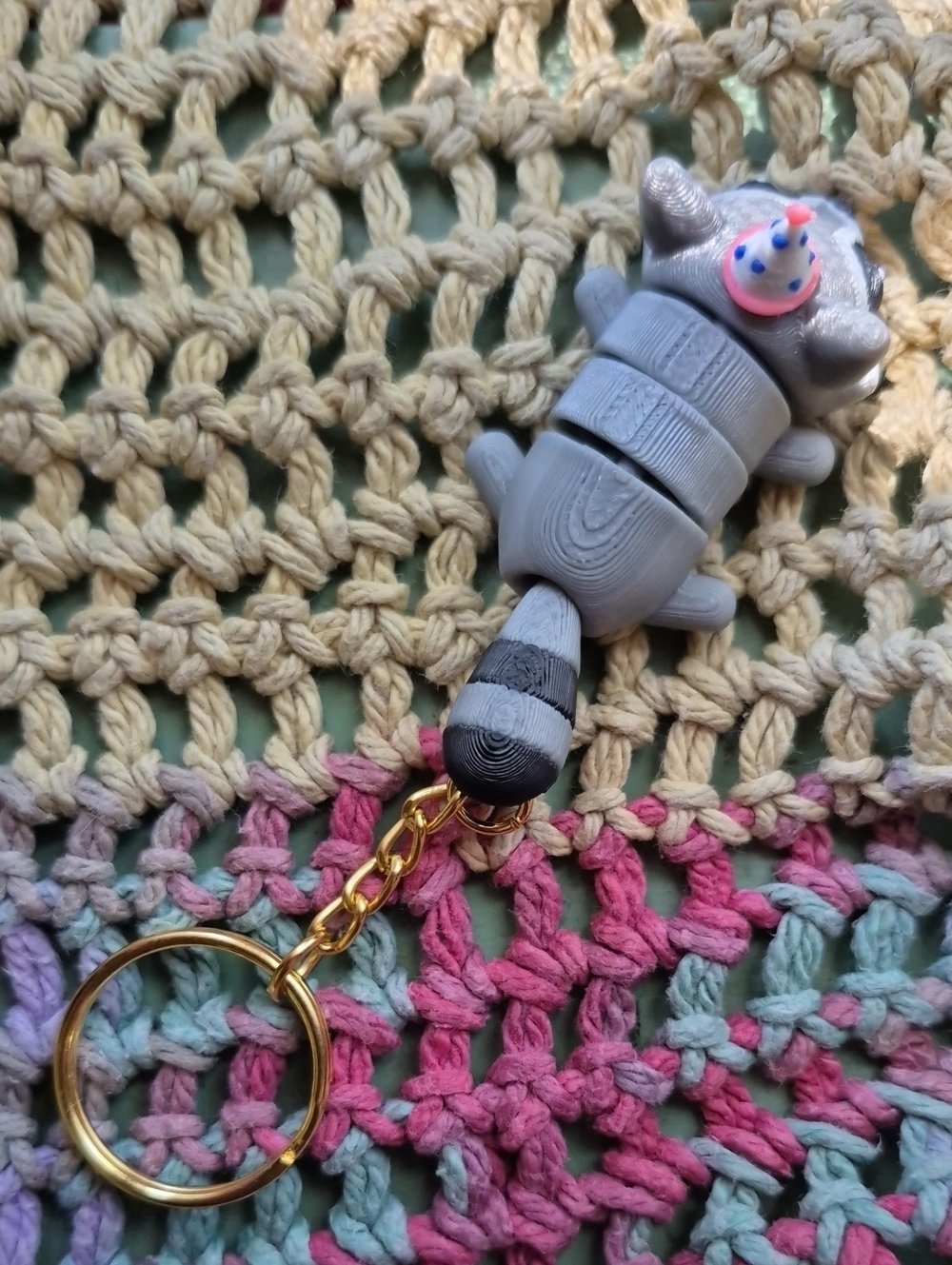 🦝 Keychain Grey Pink - Picture 4 of 4